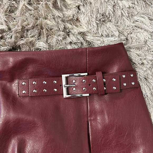 Bershka belted faux leather mini skirt in burgundy - Picture 9 of 12